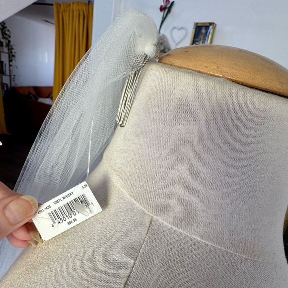 David's Bridal Sheer Cream Veil - Picture 5 of 6